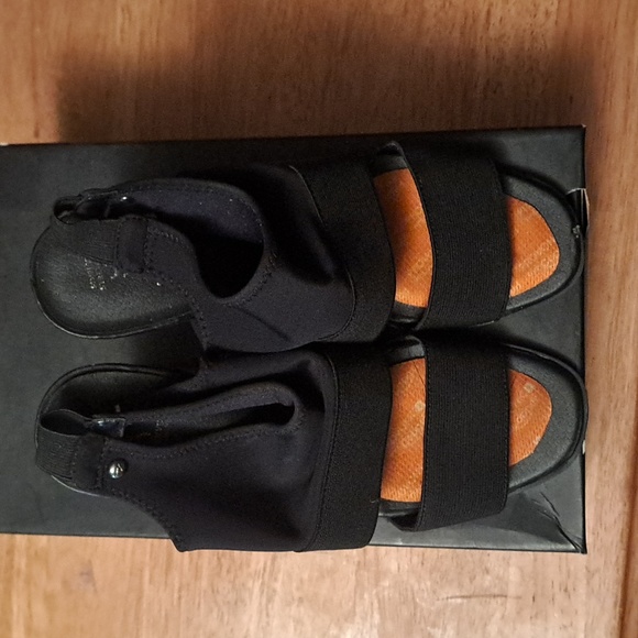 Vera Wang block heel dress/casual - Picture 1 of 6